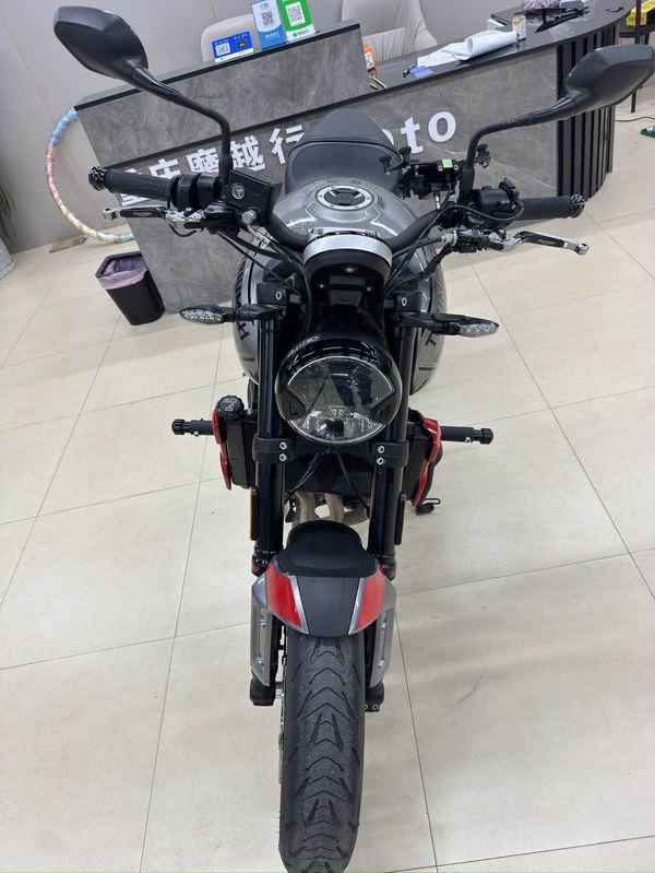 二手凯旋Trident 660