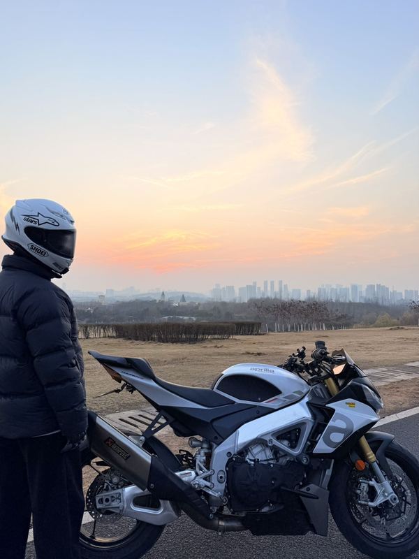 二手阿普利亚Tuono V4