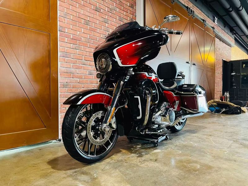 二手哈雷戴维森大道滑翔 Street Glide