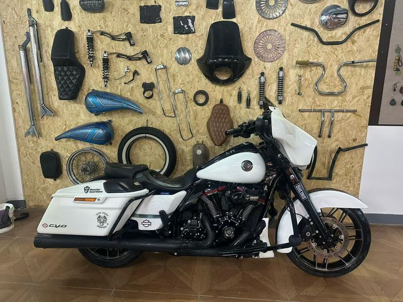 二手哈雷戴维森大道滑翔 Street Glide