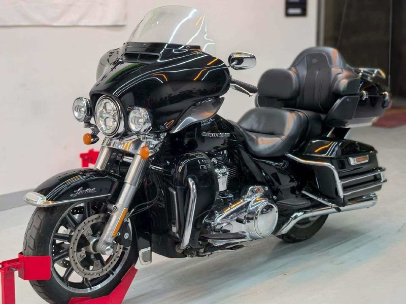 二手哈雷戴维森旗舰滑翔  Limited