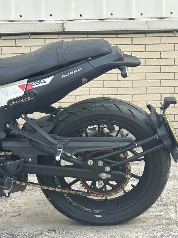 二手贝纳利幼狮 Leoncino 250