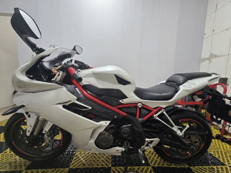 二手贝纳利龙卷风 Tornado 302R