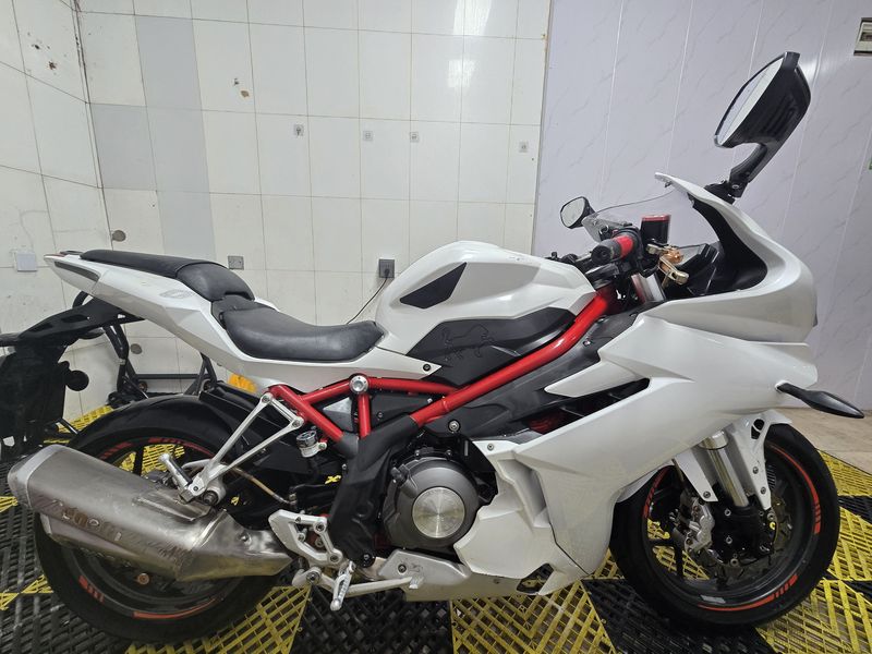 二手贝纳利龙卷风 Tornado 302R