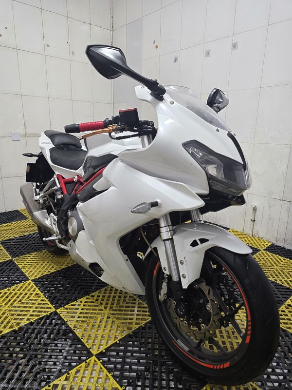 二手贝纳利龙卷风 Tornado 302R