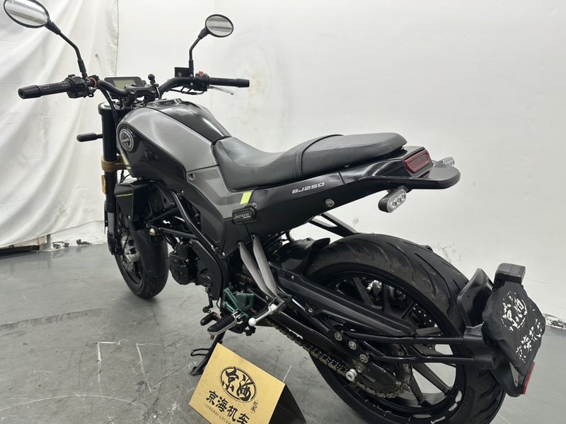 二手贝纳利幼狮 Leoncino 250