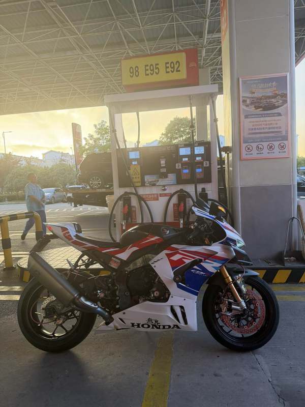 二手本田CBR 1000 RR-R