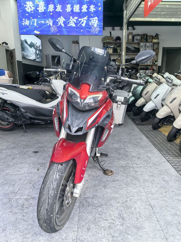 二手贝纳利金鹏 TRK251