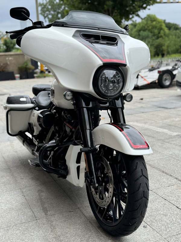 二手哈雷戴维森大道滑翔 Street Glide