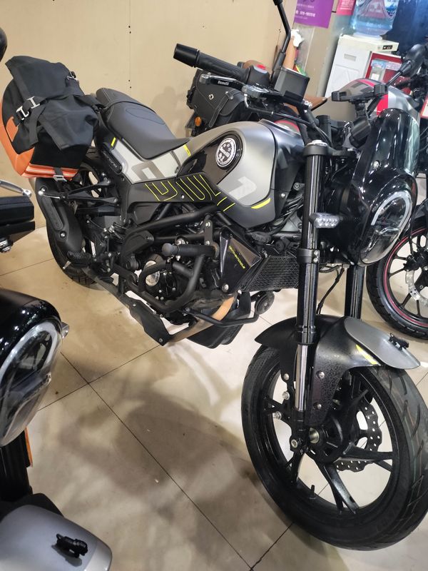 二手贝纳利幼狮 Leoncino 150