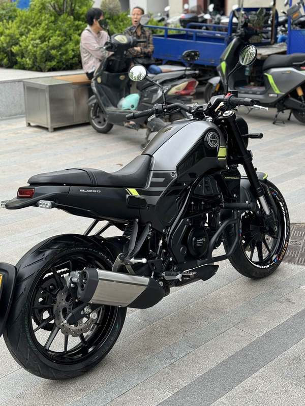 二手贝纳利幼狮 Leoncino 250