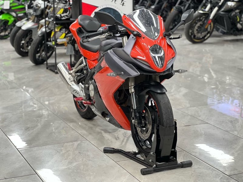 二手贝纳利龙卷风 Tornado 302R