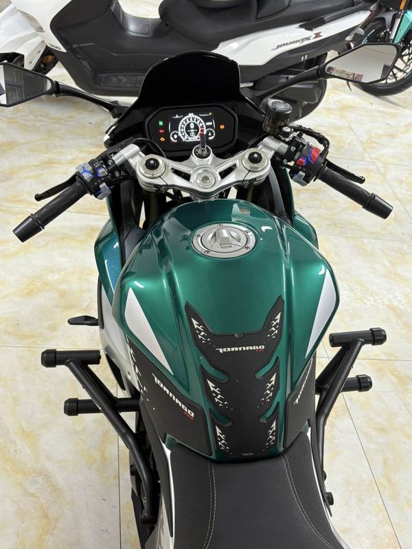 二手贝纳利龙卷风 Tornado 552R