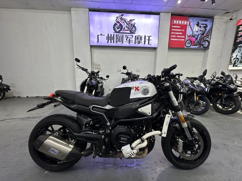 二手贝纳利幼狮 Leoncino 800