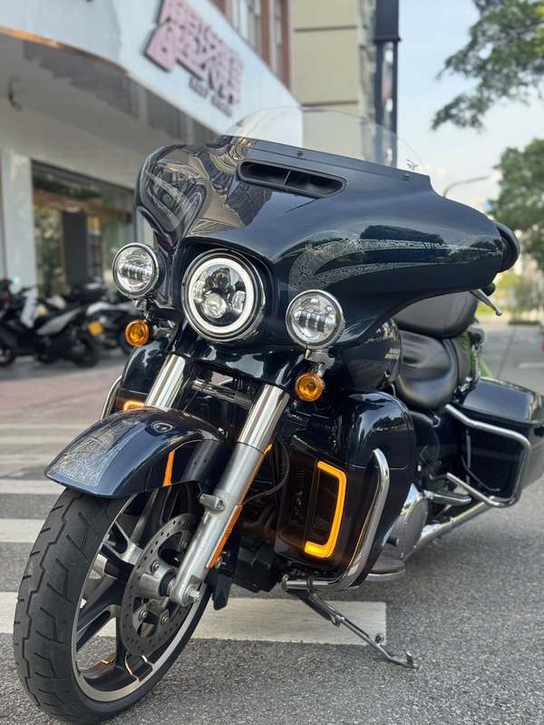 二手哈雷戴维森大道滑翔 Street Glide