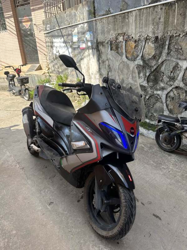 二手阿普利亚SR MAX 300