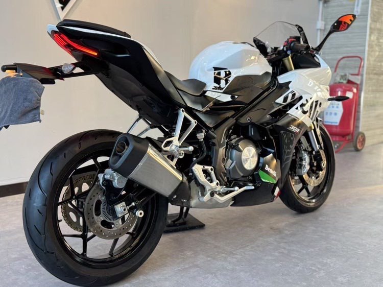 二手贝纳利龙卷风 Tornado 302R