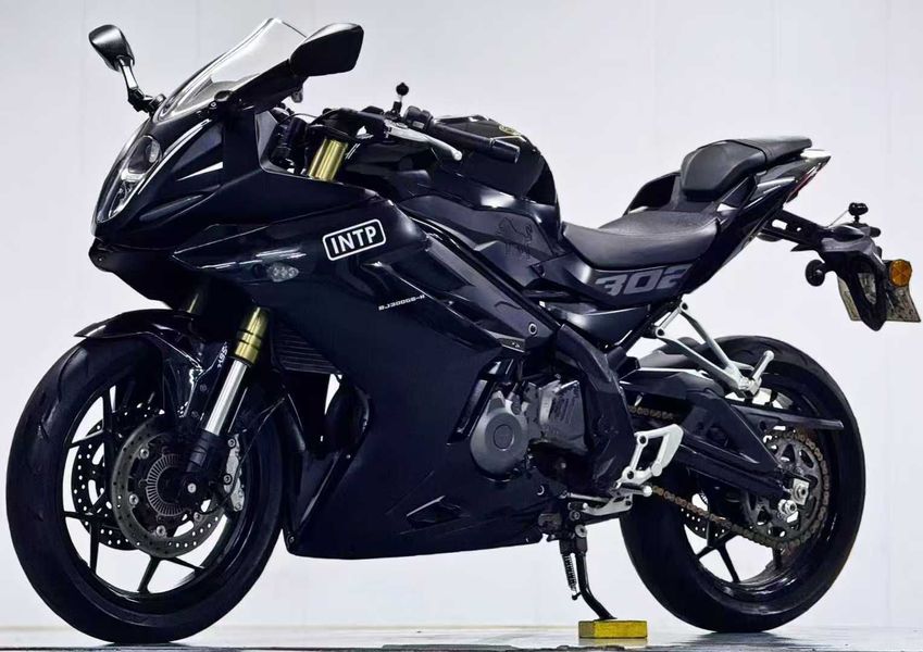 二手贝纳利龙卷风 Tornado 302R