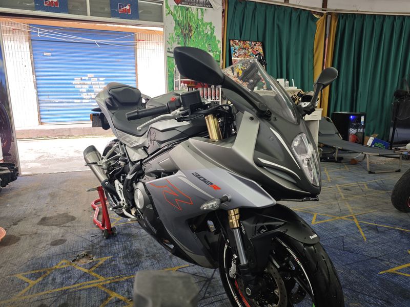 二手贝纳利龙卷风 Tornado 302R