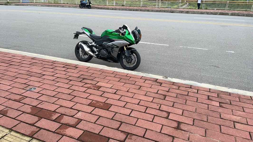 二手贝纳利龙卷风 Tornado 402R