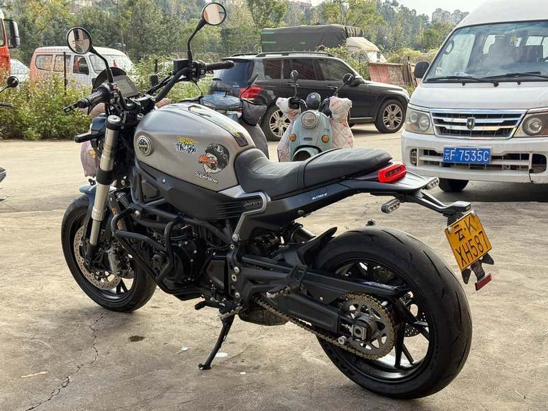 二手贝纳利幼狮 Leoncino 800