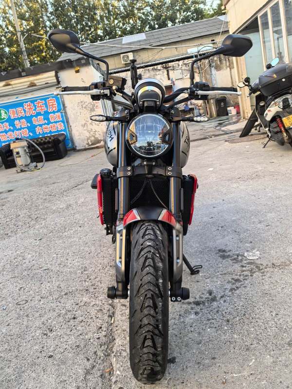 二手凯旋Trident 660