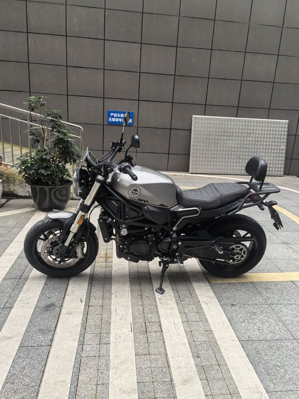 二手贝纳利幼狮 Leoncino 800