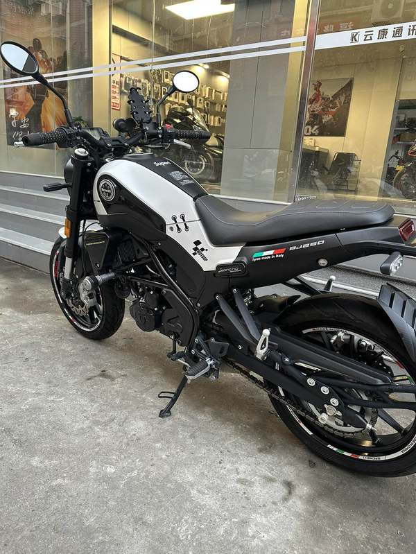 二手贝纳利幼狮 Leoncino 250