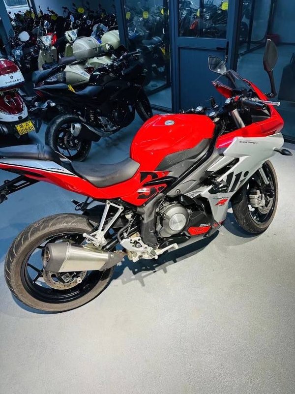 二手贝纳利龙卷风 Tornado 252R