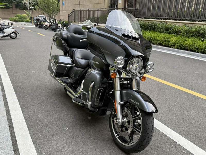 二手哈雷戴维森旗舰滑翔  Limited