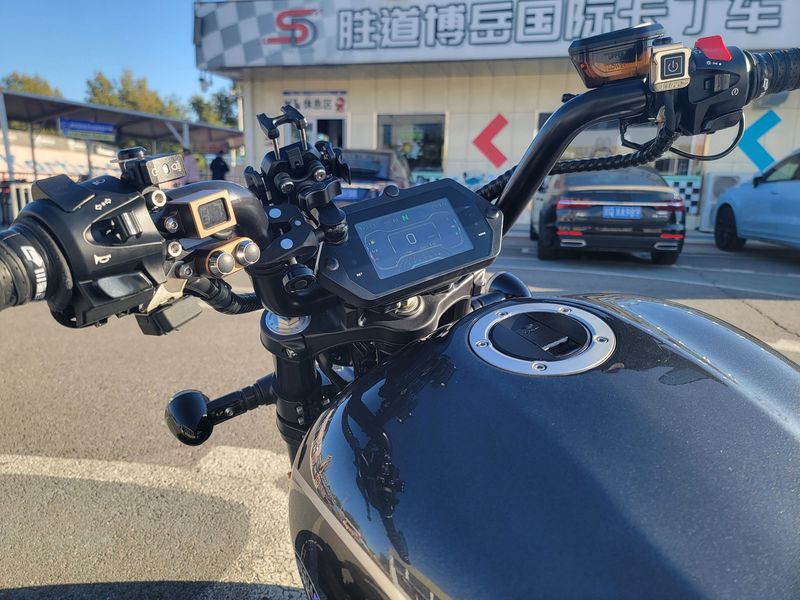 二手香帅金刚狼800S