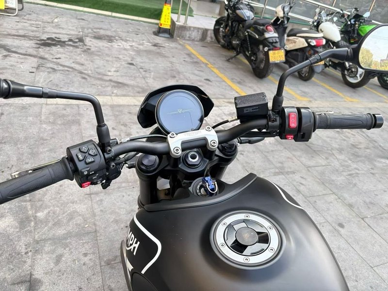 二手凯旋Trident 660