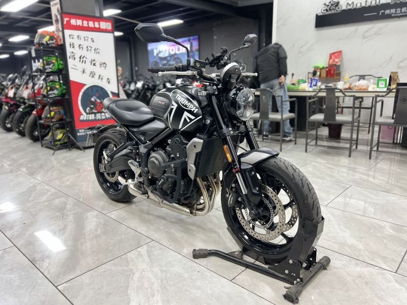 二手凯旋Trident 660